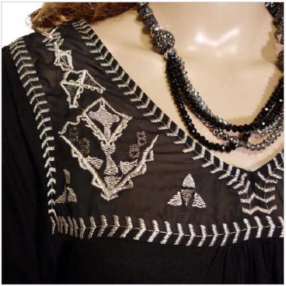 Simply Irresistible Embroidered Black Knit Top M - Picture 4 of 6